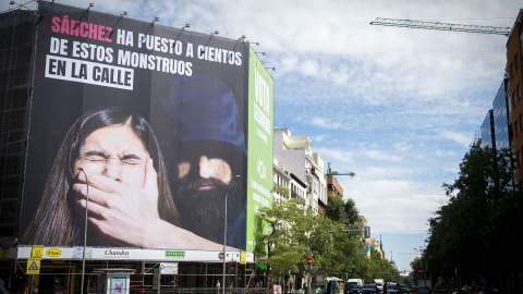 La nueva lona de Vox ubicada en la esquina de la calle Santa Engracia con el paseo del General Martínez Campos, en la zona de Iglesia, a 12 de julio de 203, en Madrid (España).