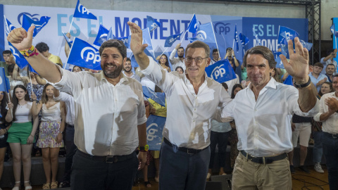 El candidato del PP a la presidencia del Gobierno, Alberto Núñez Feijóo, junto al expresidente del Gobierno José María Aznar y el presidente en funciones de la Región de Murcia, Fernando López Miras.