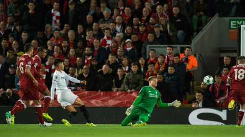 Joaquin Correa anota el gol del empate ante el Liverpool. /EFE