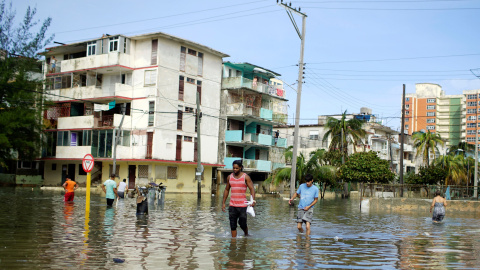 Habitantes caminan por un área inundada tras las inundaciones y apagones provocados por el paso del huracán Irma en La Habana /REUTERS (Alexandre Meneghini)