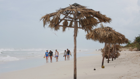 Turistas paseando por la playa tras el paso del huracán Irma por Varadero /REUTERS (Alexandre Meneghini)