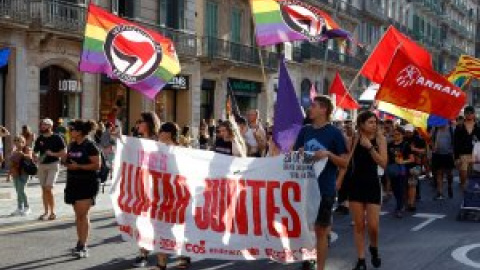 Milers de persones es manifesten pels carrers de Barcelona per reivindicar els drets del col·lectiu LGBTI+