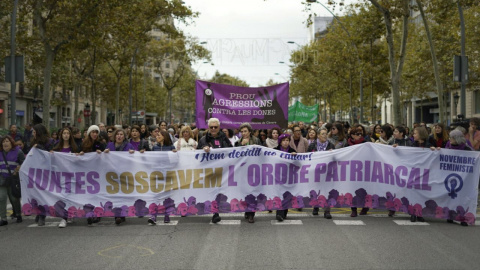 Capçalera de la manifestació contra la violència masclista a Barcelona aquest 25-N. Joel Kashila