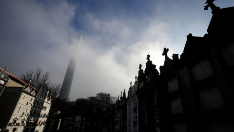 Una de las torres de la central térmica de As Pontes, vista desde el cementerio del municipio. REUTERS/Miguel Vidal