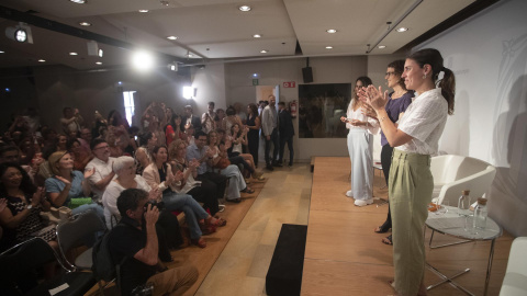 Irene Montero durant l'acte, amb un públic entregat.