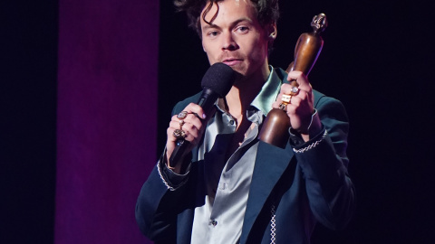 El cantante inglés Harry Styles gana el premio a la mejor actuación de Pop/R&B en los Brit Awards de 2023 en el O2 Arena