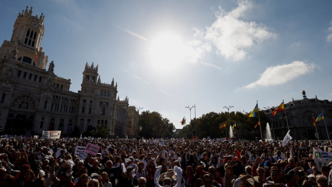 La manifestación multitudinaria contra el plan de Ayuso para las Urgencias extrahospitalarias en Madrid, a su paso por Cibeles.- Susana Vera / REUTERS