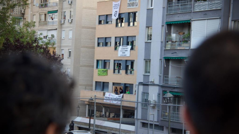 Dos vecinos de Móstoles observan el desahucio del Edificio Dignidad a las 7 de la mañana del 17 de julio de 2023.