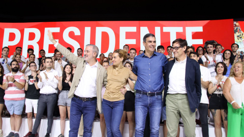 Jaume Collboni, Meritxell Batet, Pedro Sánchez i Salvador Illa saludant abans de començar un acte electoral a Barcelona.