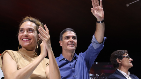 El líder del PSOE, Pedro Sánchez, i la cap de llista del PSC per Barcelona, Meritxell Batet, amb el líder dels socialistes catalans, Salvador Illa.