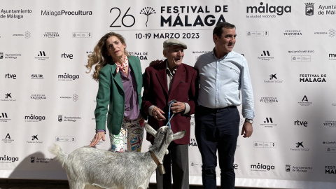 17/07/2023 La directora Liz Lobato, Saturnino García, José Luis Cruza y la cabra, en la presentación de la película en Málaga