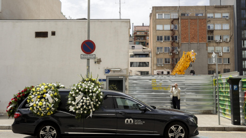 El cotxe fúnebre amb les restes del dibuixant