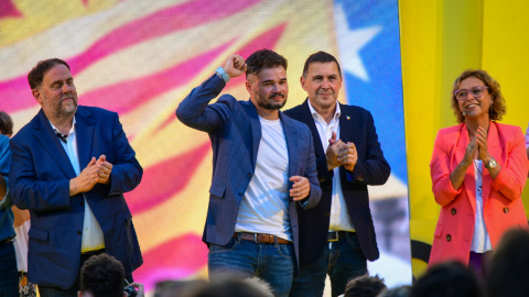 El cap de llista d'ERC el 23-J, Gabriel Rufián, durant l'acte central de campanya amb Oriol Junqueras, Montse Bassa i Arnaldo Otegi a l'escenari.