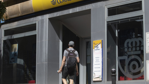 17/07/2023 Una persona entra en una oficina de correos