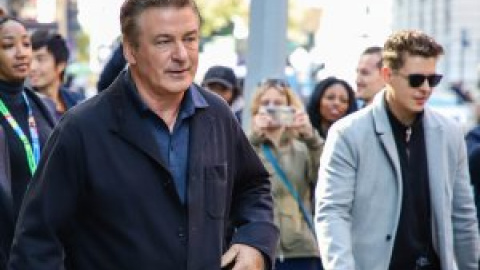 Retiran los cargos a Alec Baldwin por el disparo accidental que causó la muerte de una directora de fotografía en un rodaje