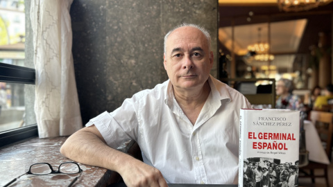 El historiador Francisco Sánchez Pérez junto a su nuevo libro.