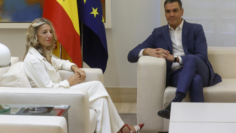 El presidente del Gobierno, Pedro Sánchez (d), durante la reunión que ha mantenido con la vicepresidenta segunda y ministra de Trabajo y Economía Social, Yolanda Díaz, este martes en Moncloa.