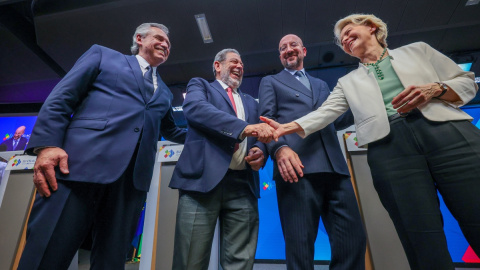 El presidente argentino Alberto Fernández, el primer ministro de San Vicente y las Granadinas, Ralph Gonsalves, el presidente del Consejo Europeo, Charles Michel, y la presidente de la Comisión Europea, Ursula von der Leyen, este martes en Bruselas.