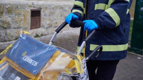 Imagen de archivo de una cartera en Pamplona, a 1 de abril de 2020.