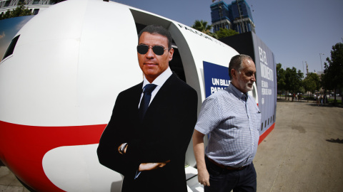 Un hombre sale de la maqueta del Falcon que el PP ha colocado en la Plaza de Colón de Madrid como parte de su campaña electoral, a 19 de julio de 2023