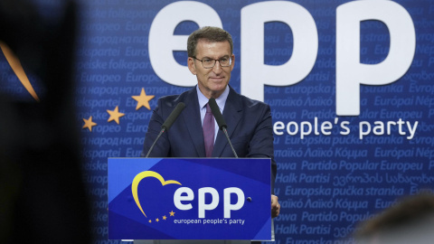 El presidente del Partido Popular, Alberto Núñez Feijóo, ofrece una rueda de prensa tras su participación en la cumbre del PP Europeo este 29 de junio de 2023.