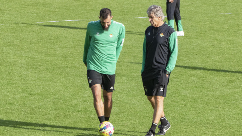 El entrenador del Real Betis Manuel Pellegrini conversa con el delantero Borja Iglesias. EFE/David Arjona