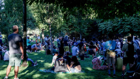 Ambiente en el césped del parque del Retiro, a 4 de septiembre de 2022, en Madrid.- EP