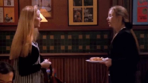 La actriz Lisa Kudrow interpreta los papeles de Phoebe y Ursula Buffay en 'Friends'