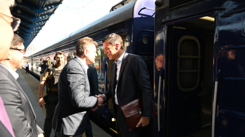 El presidente del Gobierno, Pedro Sánchez, a su llegada en tren a la estación de Kiev para reunirse con el presidente ucraniano, Volodímir Zelenski, a 1 de julio de 2023