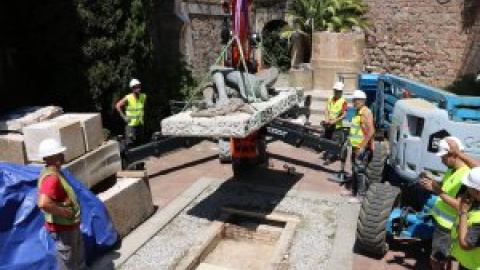 Barcelona retira la darrera escultura franquista de la ciutat