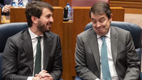 El ultraderechista Juan García-Gallardo (Vox), junto al líder de la Junta de Castilla y León, Alfonso Fernández Mañueco (PP), durante una sesión en las Cortes autonómicas.- Claudia Alba / Europa Press