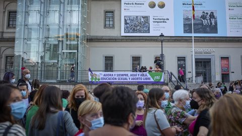 Varias personas participan en una concentración por el 'Dia de Acción Global por el Aborto Legal, Seguro y Accesible', a 28 de septiembre de 2021, en Madrid.