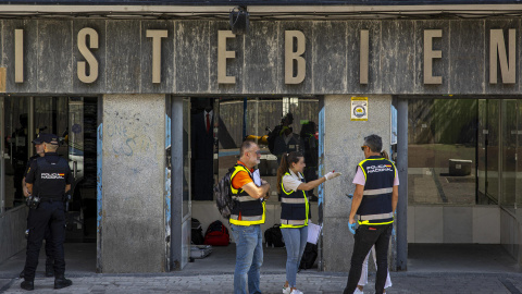 Agentes de la Policía Nacional investiga un homicidio en una tienda de ropa este lunes en Madrid. Una mujer de 61 años ha muerto apuñalada este lunes en el interior de la tienda de ropa que regentaba en la madrileña plaza de Tirso de Molina, en el dis