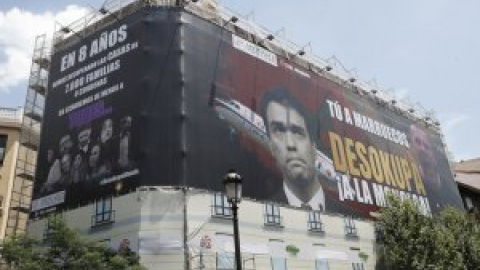 "¿Qué chulería fascista es esta?'": los tuiteros censuran en masa la "lona del odio" de los ultras de Desokupa contra Pedro Sánchez