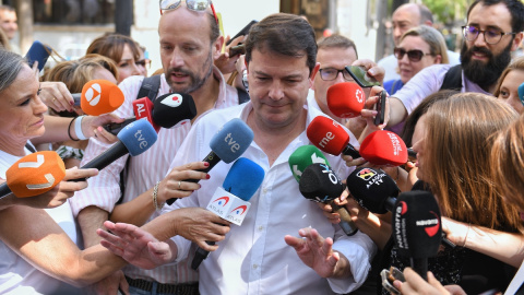 Mañueco atiende a los medios a su llegada a la reunión de la Junta Directiva Nacional del Partido Popular tras el 23J, en la sede del PP, a 24 de julio de 2023, en Madrid.