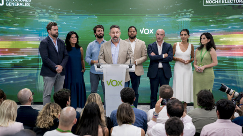 Santiago Abascal se dirige a los suyos durante el seguimiento de la jornada electoral de los comicios generales en la sede de Vox, a 23 de julio de 2023, en Madrid.