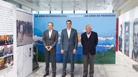 El actual presidente del Gobierno, Pedro Sánchez, junto a los dos expresidentes socialistas, José Luis Rodríguez Zapatero y Felipe González, en la sede de Ferraz el pasado lunes.