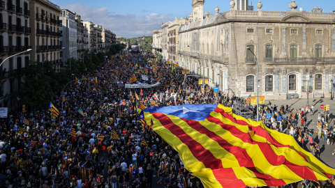 Una estelada de grans dimensions en el marc de la manifestació de l'ANC per la Diada a Barcelona aquest diumenge.