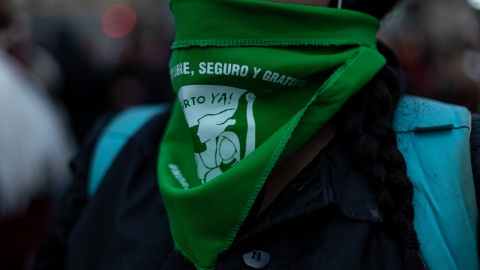 06/07/2023 Una manifestante el 8M de 2022 en Barcelona con un pañuelo verde, símbolo de defensa de la legalización del aborto en Latinoamérica.