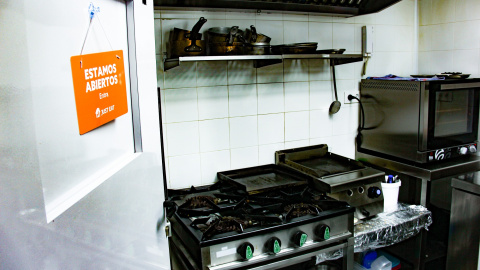 Los fogones de una "cocina fantasma" en el madrileño barrio de Tetuán.