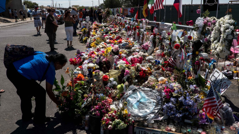 Ofrenda floral en memoria de las víctimas del tiroteo masivo que ocurrió en una tienda en El Paso, a 18 de agosto de 2019