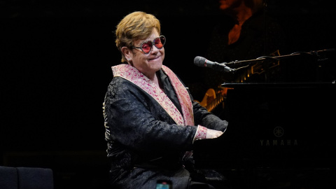 Elton John actúa en el escenario durante su espectáculo Farewell Yellow Brick Road en el Tele2 Arena de Estocolmo, Suecia, a 8 de julio de 2023.