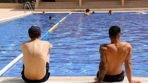 Joves banyant-se a la piscina de Vilanova del Camí, l'any passat