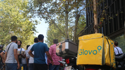 Una motxilla de Glovo davant la seu de l'empresa, situada al barri del Poblenou de Barcelona, en una manifestació de riders l'any 2021