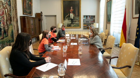 La delegación del Sindicat de Llogateres de Catalunya y del Sindicato de Inquilinas de Madrid durante su reunión este viernes con la ministra de Transportes, Movilidad y Agenda Urbana, Raquel Sánchez.