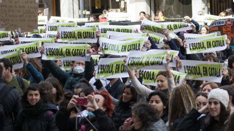 22/06/2022 Varios manifestantes con pancartas que rezan 'Lèscola en català', en una huelga por la sentencia del 25% en castellano en la educación catalana, a 23 de marzo de 2022, en Girona, Catalunya