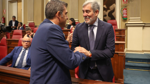 12/07/2023 - El presidente del PP de Canarias, Manuel Domínguez, , saluda al nuevo presidente, Fernando Clavijo, durante la segunda jornada del Pleno, este miércoles.