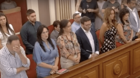 Carlos Pérez y Javier Liso, sentados durante minuto de silencio.