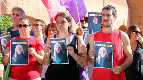 Concentrats amb cartells denunciant la infiltració d'una agent de la Policia Nacional en moviments independentistes de Girona i Salt