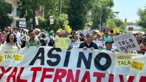 Decenas de madrileños se movilizan contra la tala de árboles por las obras de la línea 11 de Metro